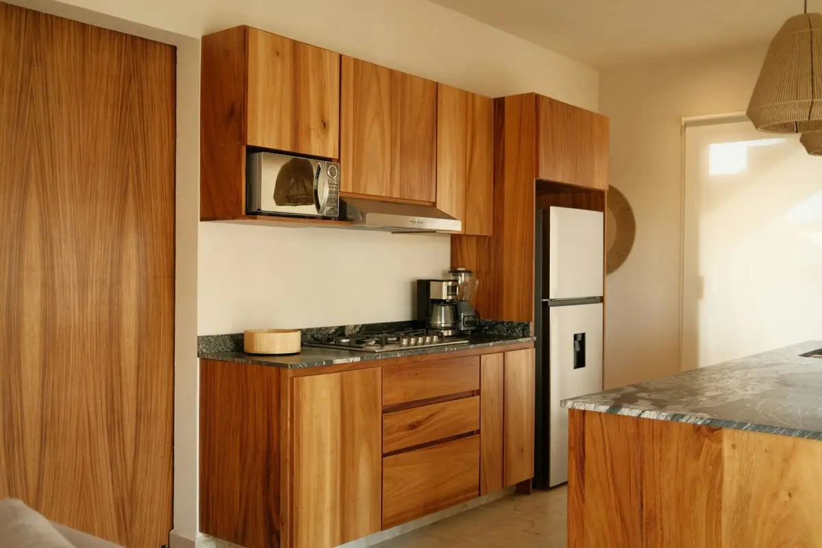 كيف تجعلين مطبخكِ الخشبي يبدو كأنه جديد؟ خطوات للتطبيق فوراً