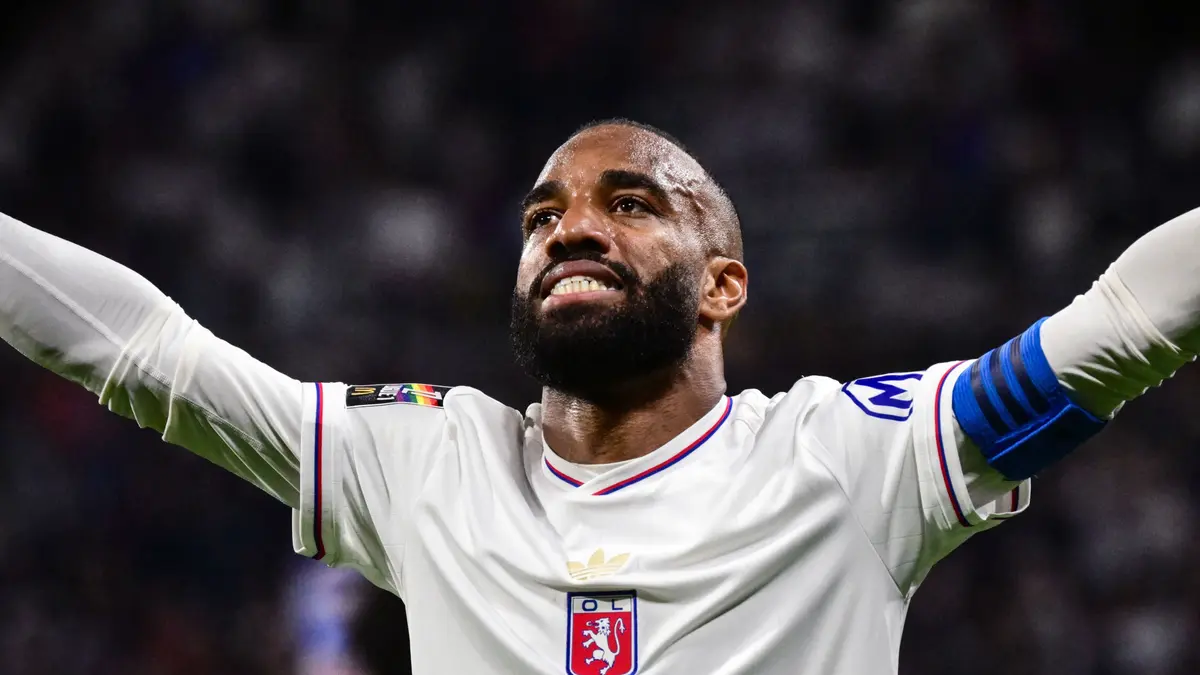 لاكازيت: بنزيما أفضل من رونالدو.. وميسي الأعظم في التاريخ