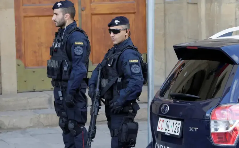 إيطاليا تعثر على زعيم مافيا هارب داخل مخبأ سري في نابولي (فيديو)