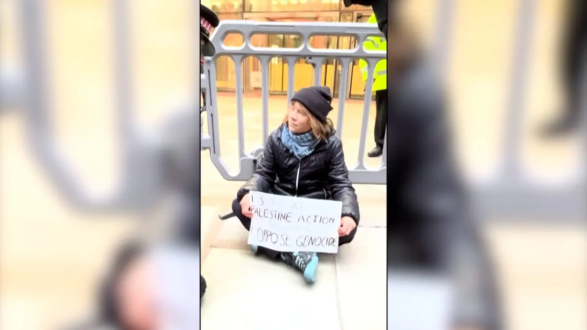 اعتقال الناشطة غريتا ثونبرغ خلال مظاهرة مؤيدة للفلسطينيين في لندن