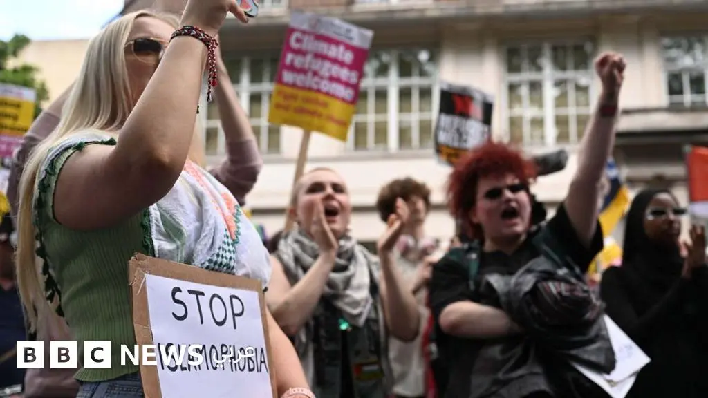 الإسلاموفوبيا: تعريف جديد في بريطانيا قد يؤجج قدر كبير من العنصرية - مقال في التليغراف - BBC News عربي