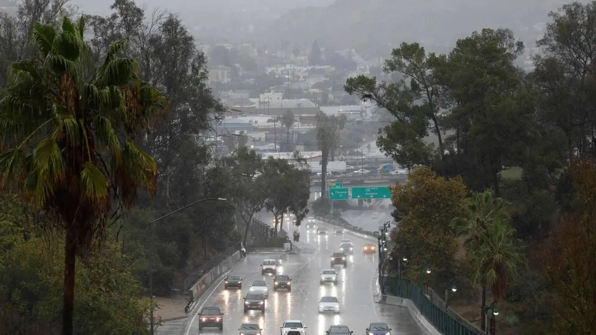 عاصفة كبرى تضرب كاليفورنيا.. إجلاء المئات وتحذيرات من فيضانات وشلل في السفر خلال أعياد الميلاد