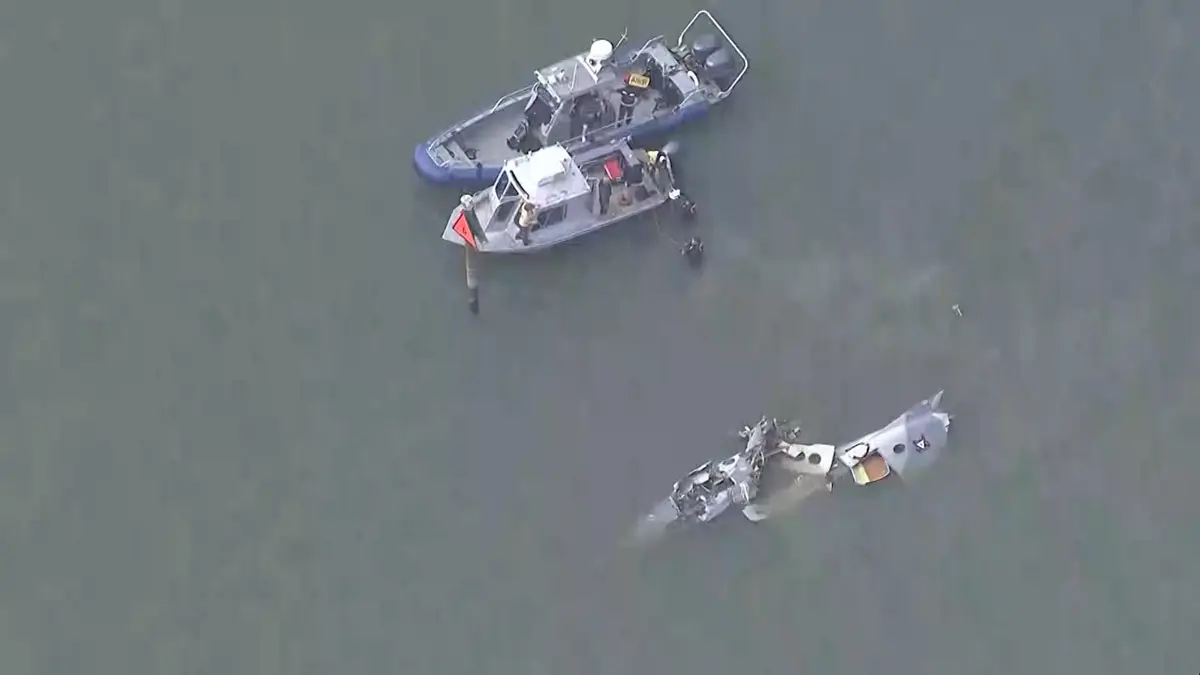 شاهد كيف تحاول فرق الإنقاذ استخراج حطام طائرة سقطت في خليج غالفستون