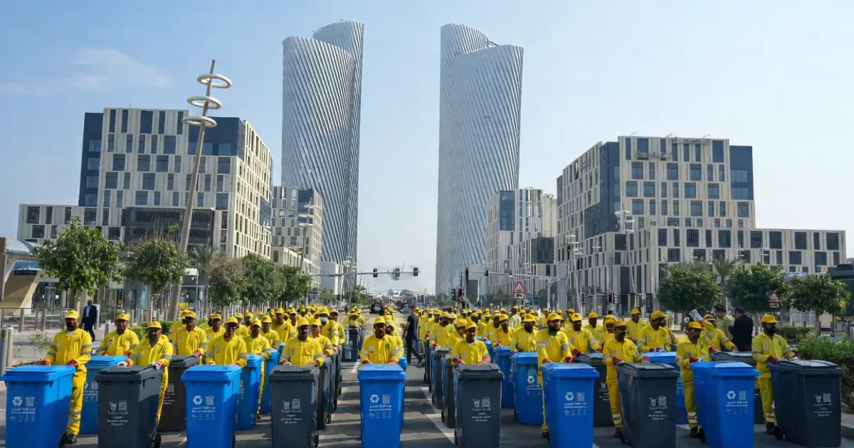 تنظيم مسير للنظافة العامة في درب لوسيل بالعاصمة القطرية