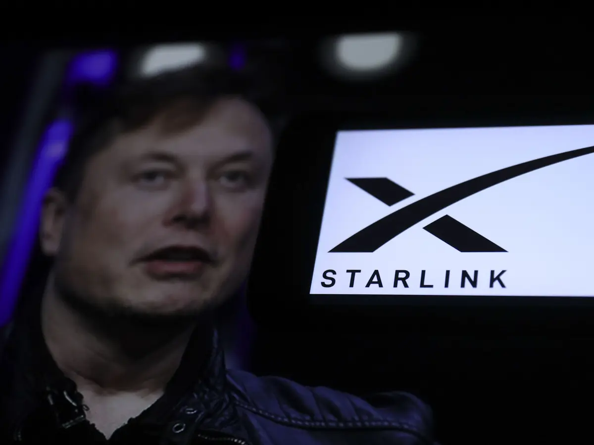 أوغندا.. نجل الرئيس يقيّد استيراد ستارلينك