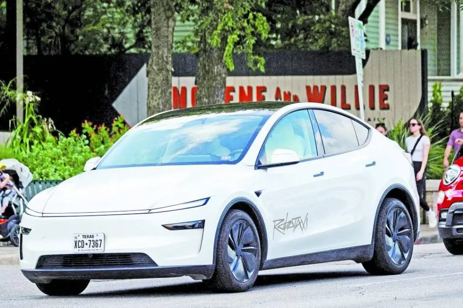 ماسك يطلق تيسلا ذاتية القيادة أوسطياً من الإمارات يناير المقبل