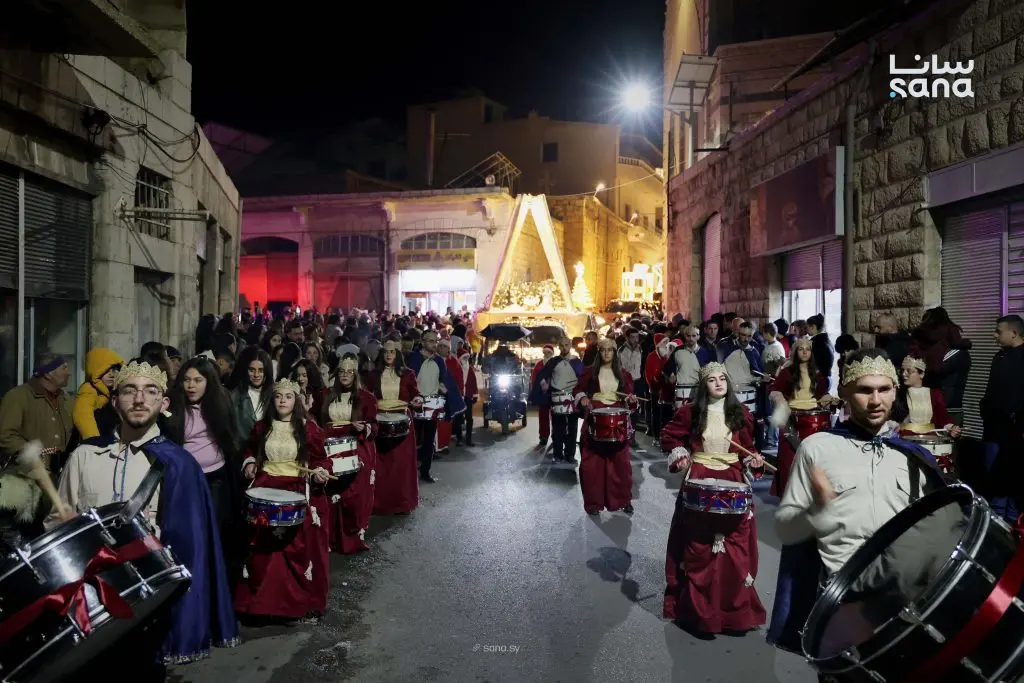 صيدنايا تحتفل بليلة الميلاد… وكرنفال "ملك السلام" ينشر الفرح في شوارعها
