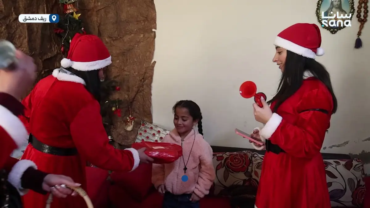مبادرة لتوزيع الهدايا على أطفال بلدة صيدنايا بريف دمشق بمناسبة عيد الميلاد