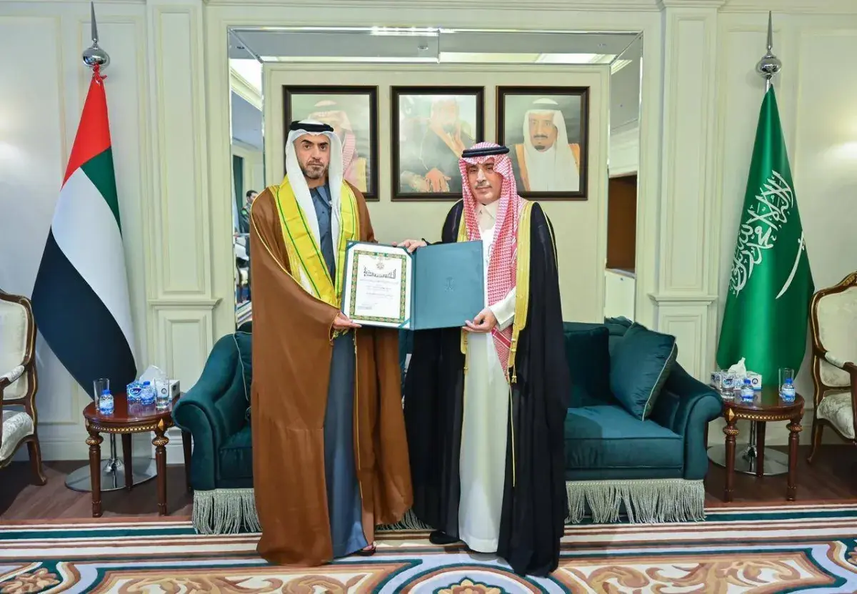 بأمر خادم الحرمين... تقليد السفير الإماراتي السابق وشاح المؤسس من الطبقة الثانية