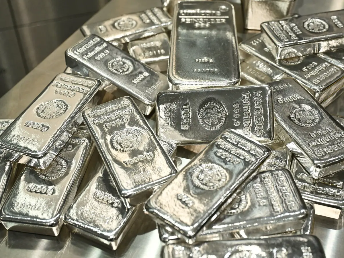 لماذا قفزت الفضة أكثر من الذهب وأين تتجه في 2026؟