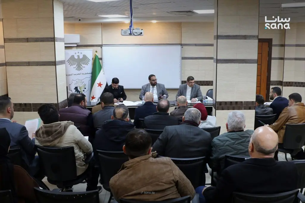 نائب وزير الاقتصاد والصناعة يبحث مع لجنة الصناعات الكيميائية في حماة دعم القطاع وتطويره