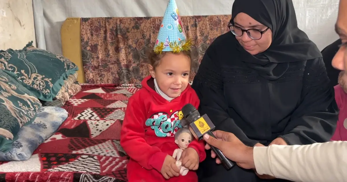 "دفنوا رجلي بالجنة".. طفلة غزية بترت ساقها بقصف إسرائيلي