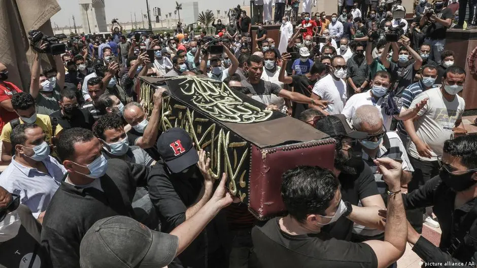 "ريد كاربت".. جدل في مصر حول ملاحقة المصورين جنازات المشاهير – DW – 2025/12/24