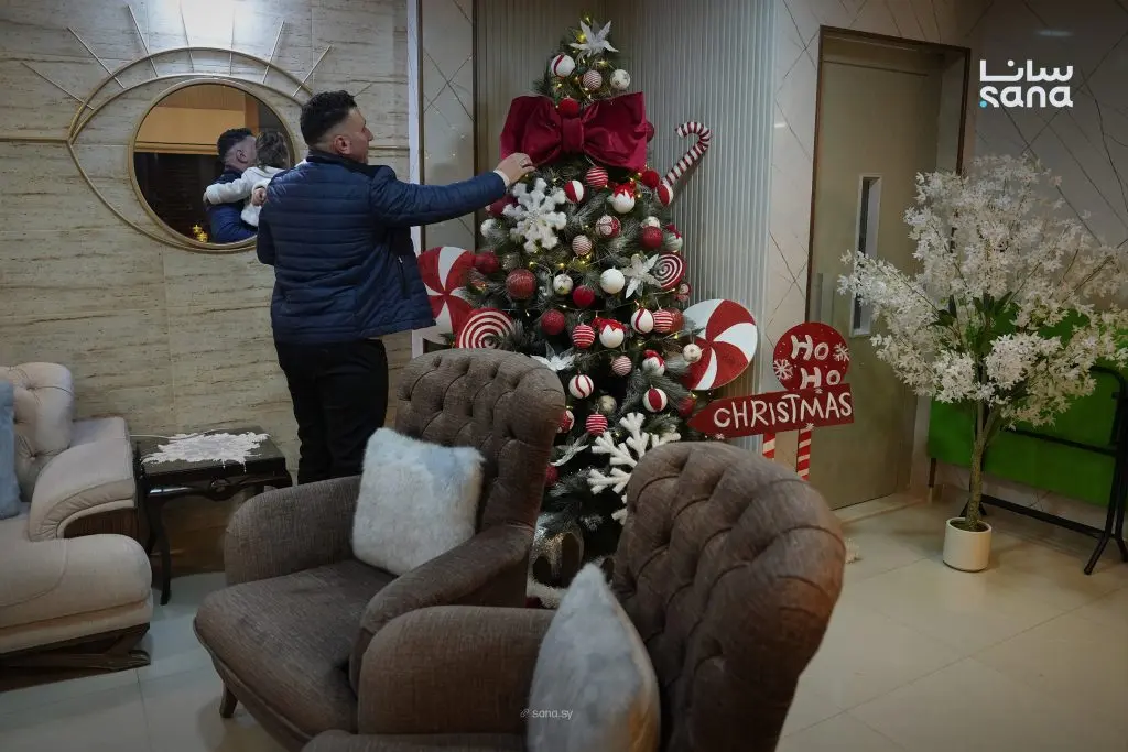 مواطن من مدينة السقيلبية بريف حماة يزين منزله ابتهاجا بعيدي الميلاد والتحرير