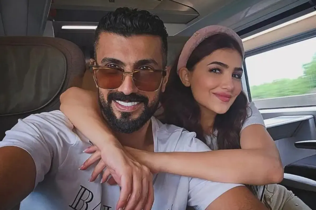 زيارة مفاجئة.. محمد سامي يزور زوجته مي عمر في كواليس مسلسلها الست موناليزا