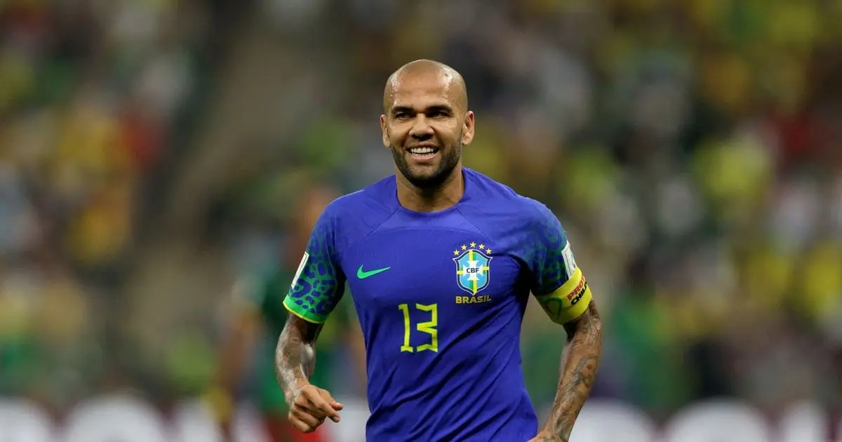 داني ألفيس يقترب من خطوة استثنائية.. مالك ولاعب لناد برتغالي