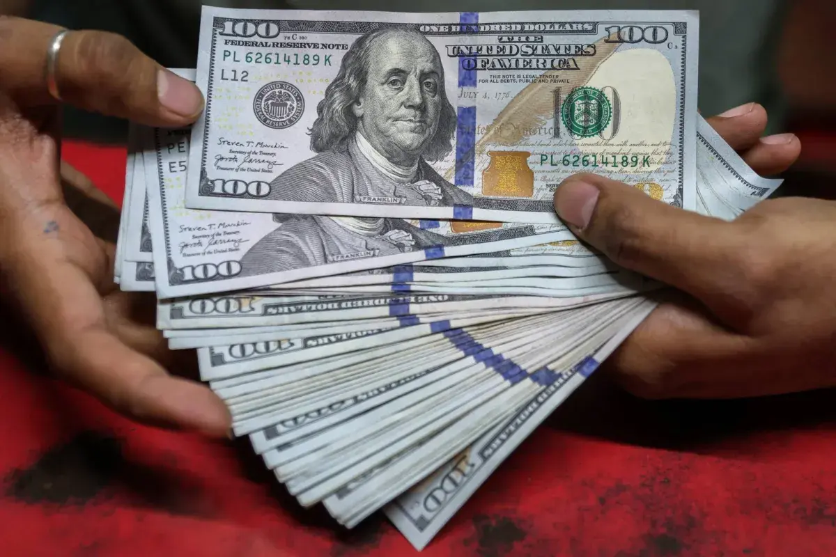 الدولار الأميركي يتجه نحو أسوأ أداء سنوي منذ 2003