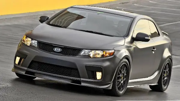 يعشقها الشباب.. سعر ومواصفات كيا سيراتو كوبيه المستعملة