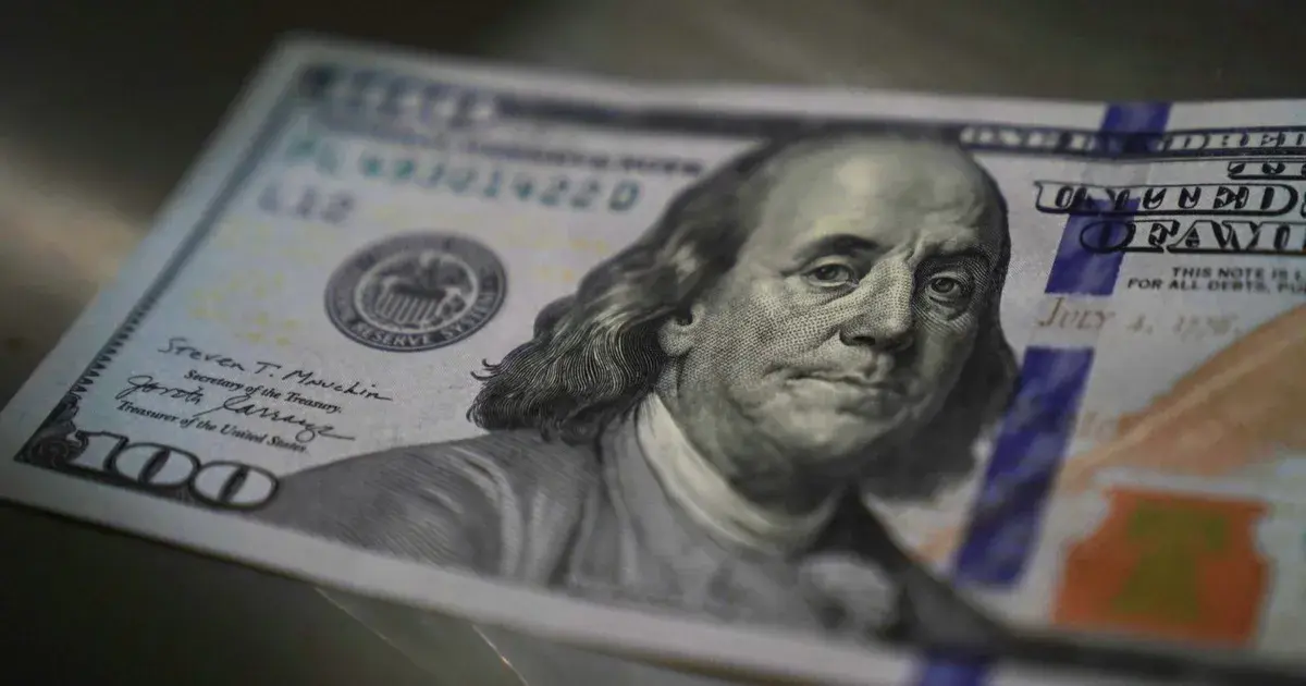 الدولار يفقد زخمه مع اقتراب خفض الفائدة وتراجع العوائد
