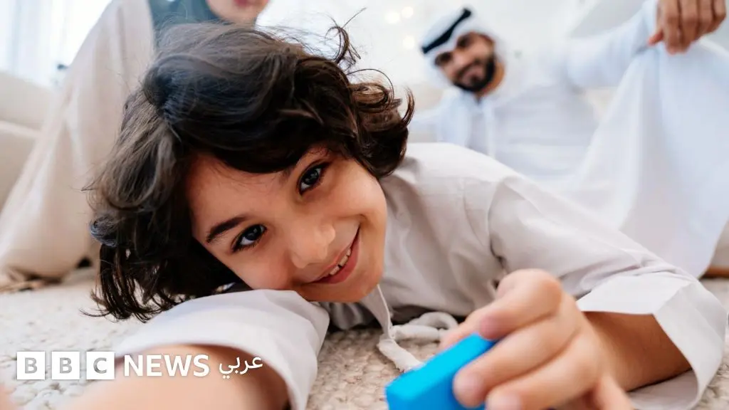 كيف يمكنني تسلية طفلي في الإجازة بدون أعباء مالية إضافية؟ - BBC News عربي