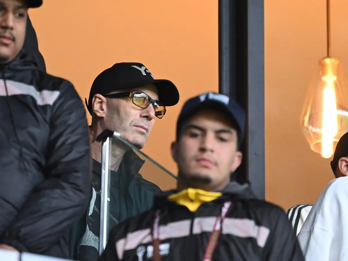 شاهد.. زين الدين زيدان يخطف الأضواء بمباراة الجزائر والسودان