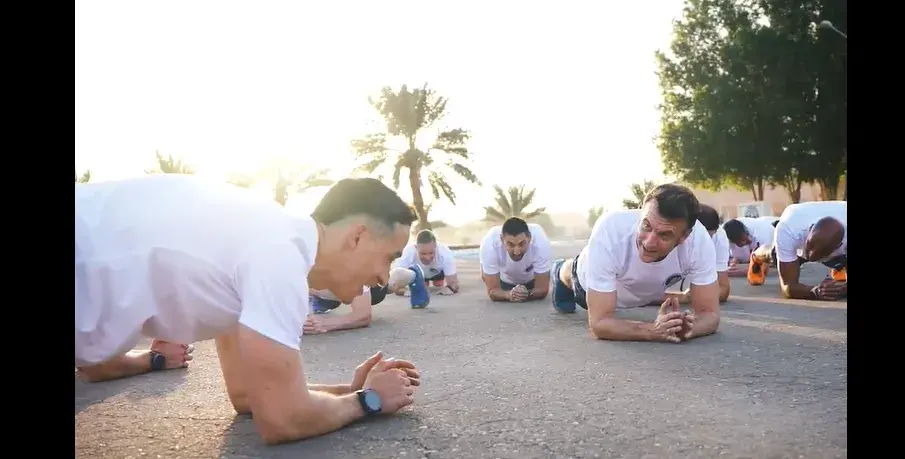 ماكرون يستعرض لياقته البدنية خلال زيارة إلى جنود فرنسيين (فيديو)