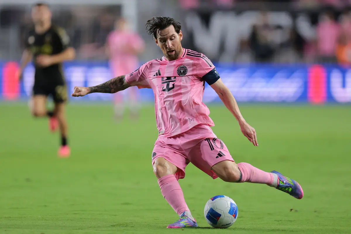 ميسي يتربّع على قمة رياضيي القرن الـ21