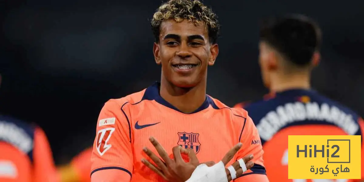 صور – لامين يامال يلعب الكرة مع الأطفال على الشاطئ