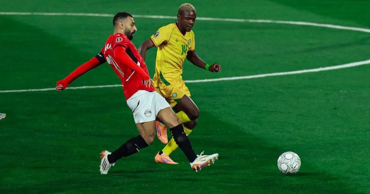 مدرب جنوب إفريقيا يرفع راية التحدي ضد محمد صلاح وعمر مرموش