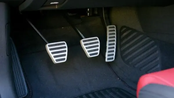 حلال المواقف المفاجأة ..تعليمات الضغط على فرامل السيارة بالطرق السريعة