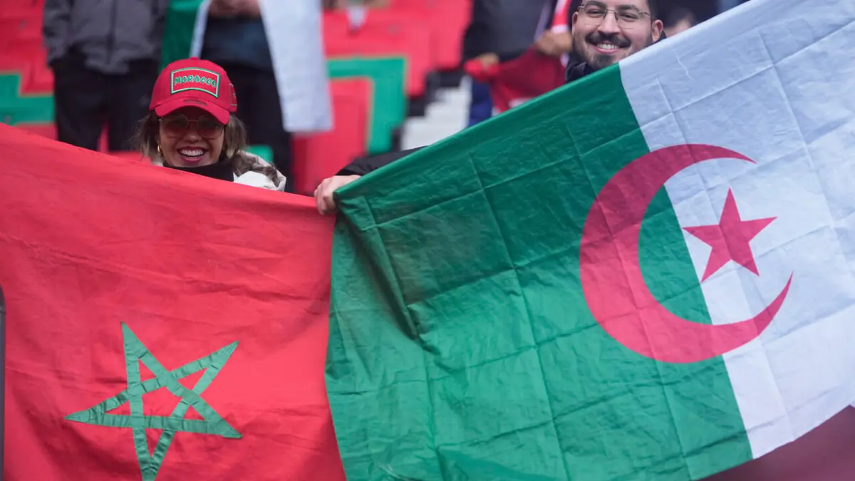 جماهير جزائرية ومغربية تحتفي بكرة القدم رغم القطيعة السياسية