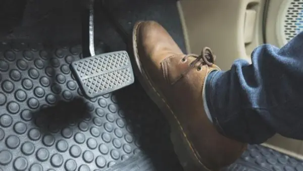 عدم استجابة دواسة البنزين أثناء القيادة.. الأسباب والحلول