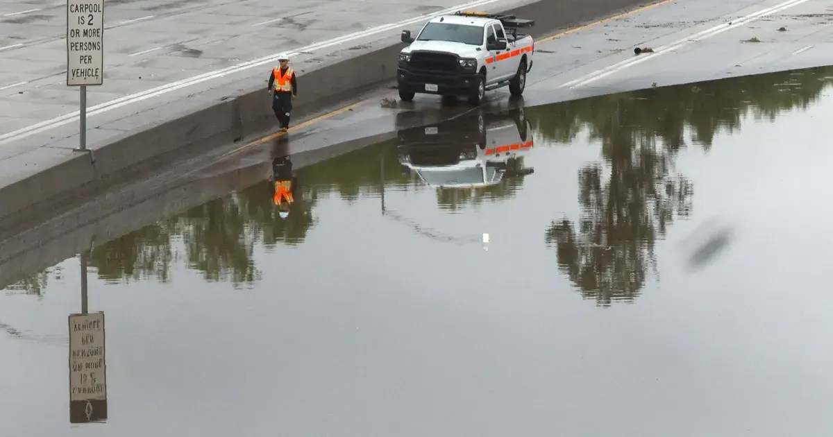 سيول تجتاح جنوب كاليفورنيا والسلطات تدعو السائقين إلى عدم القيادة