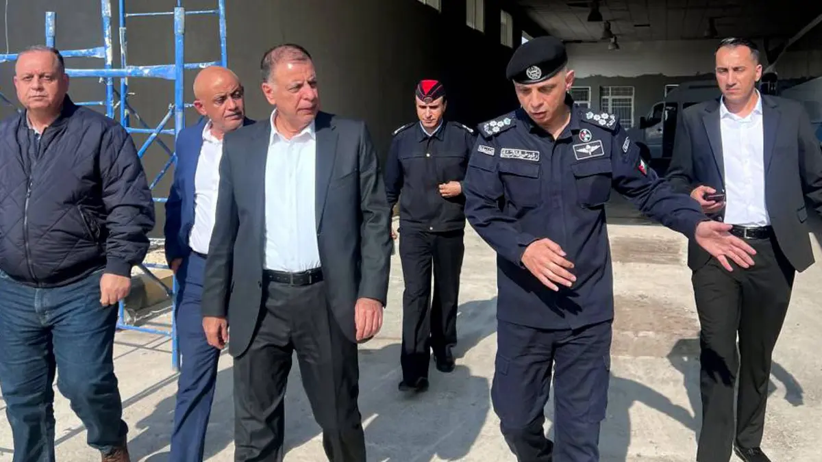 وزير الداخلية يتفقد أعمال التطوير في جسر الملك حسين