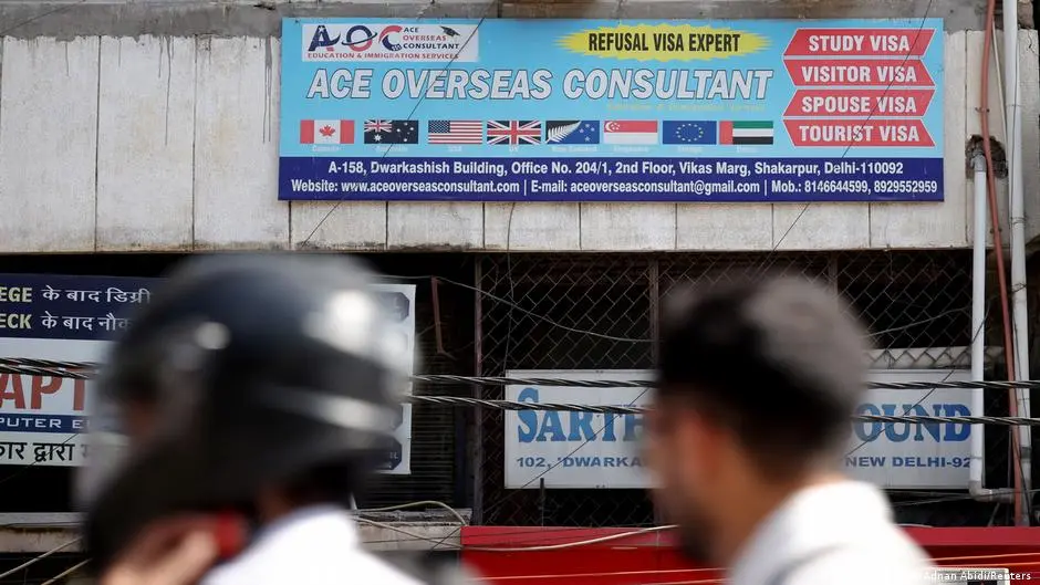 لماذا تتراجع هجرة العمال عالميًا رغم عطش الاقتصاد للمهارات؟ – DW – 2025/12/25