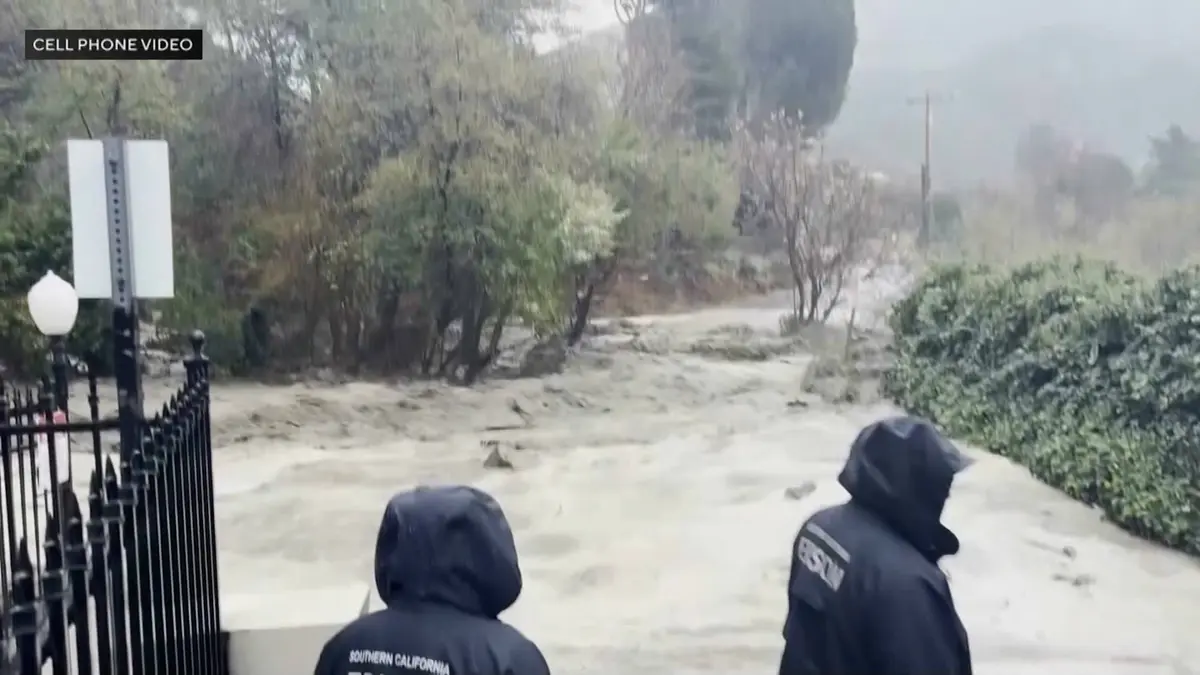 شاهد.. فيضانات تجتاح كاليفورنيا وتقطع الطرق قبل عيد الميلاد