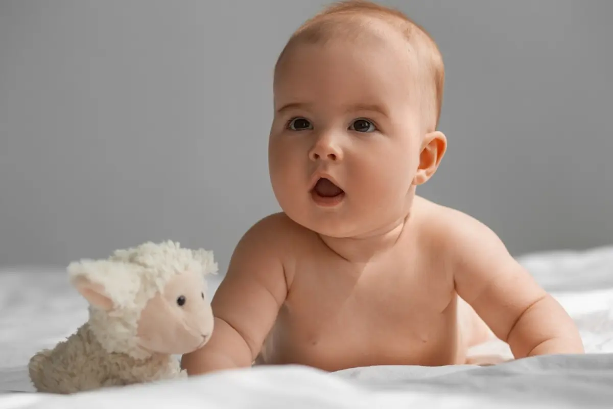 طفلي لا يرفع رأسه في عمر 3 أشهر: هل هذا تأخر مقلق أو طبيعي في رحلة النمو؟