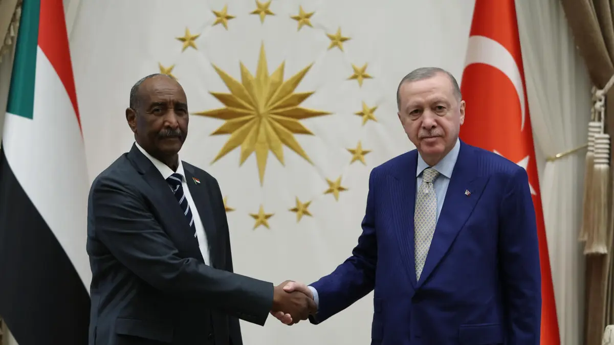الرئيس التركي يعد قائد الجيش السوداني بـ"تعزيز" التعاون بين بلديهما