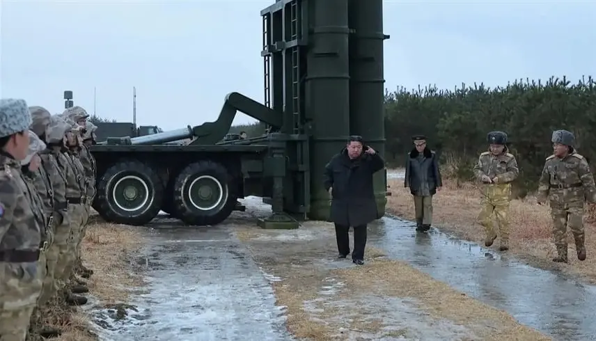 زعيم كوريا الشمالية يشرف على اختبار صواريخ بعيدة المدى - موقع 24