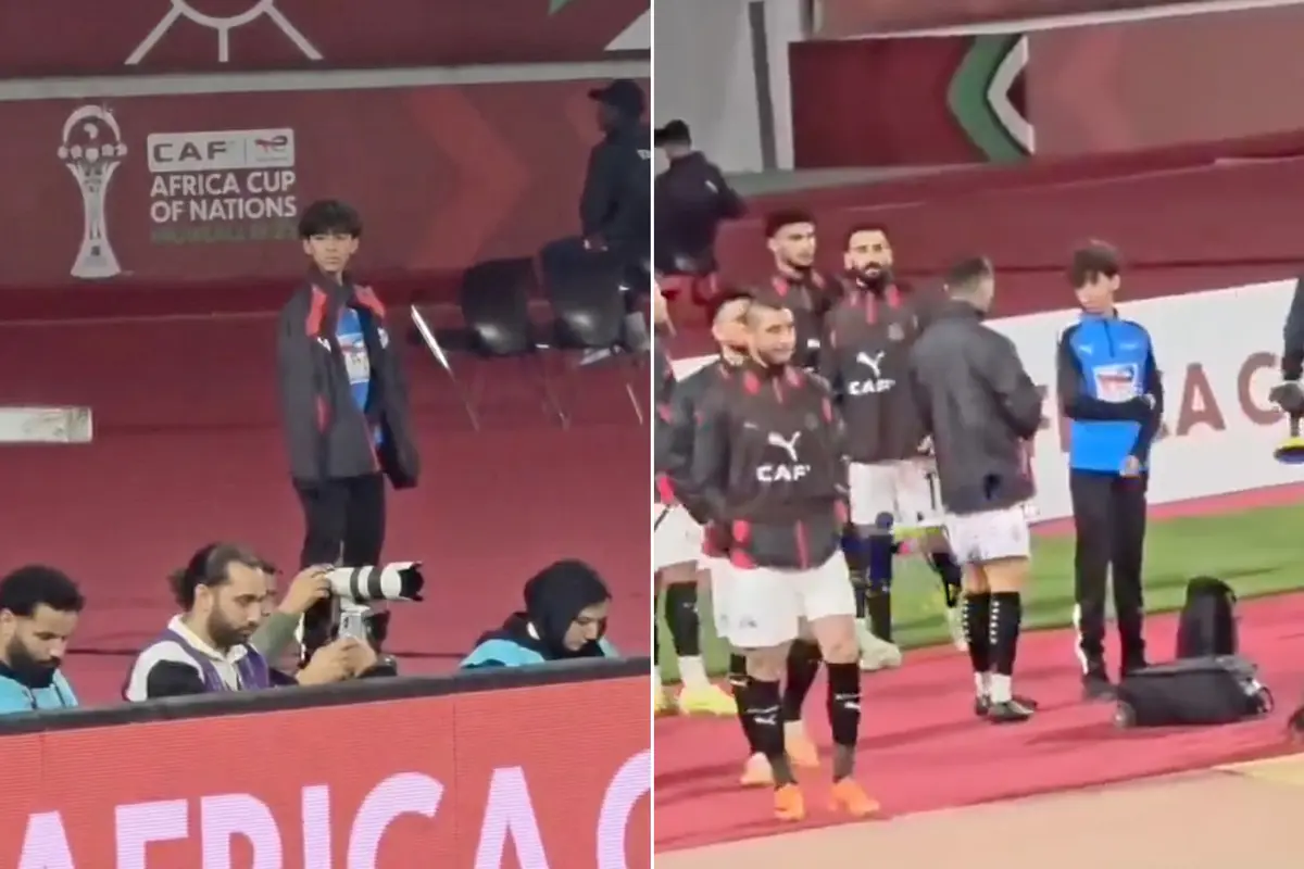 لقطة إنسانية.. نجم مصر محمد شحاتة يعطي معطفه لجامع الكرات