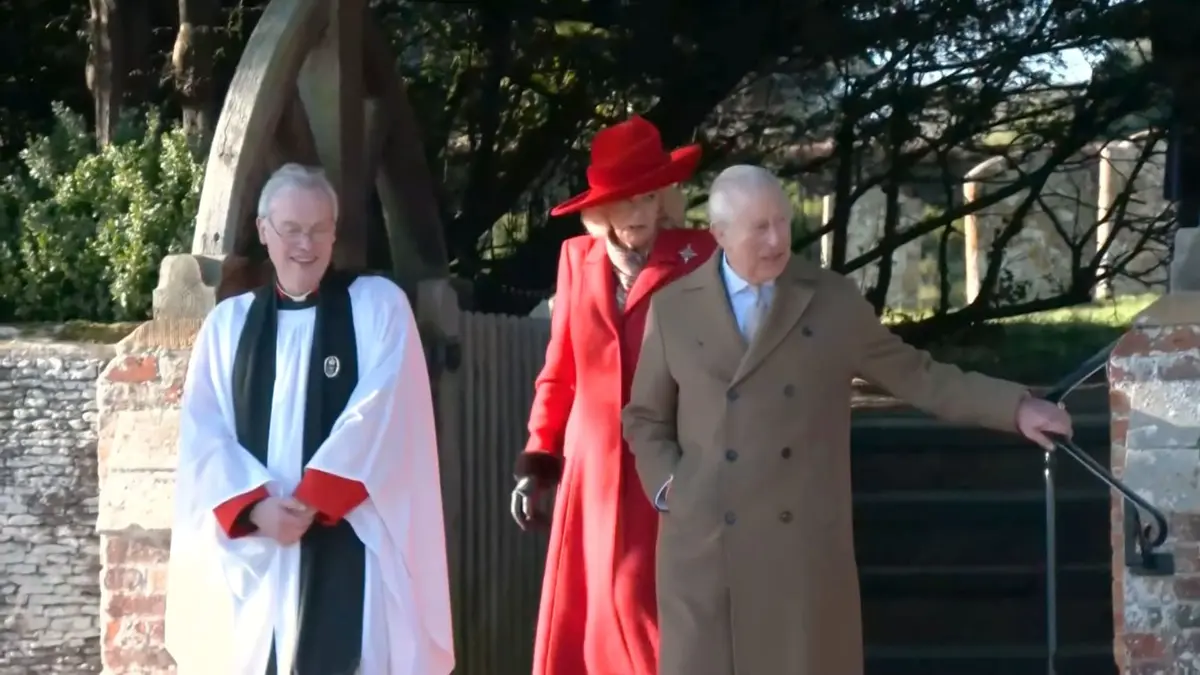 شاهد.. العائلة المالكة البريطانية ترحب بالحشود بعد قداس عيد الميلاد