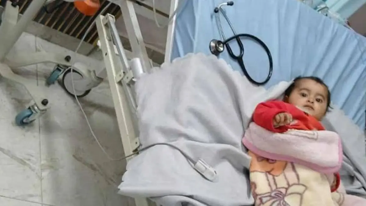 إصابة طفلة وحرق مركبات في هجوم للمستوطنين بمدينة الخليل