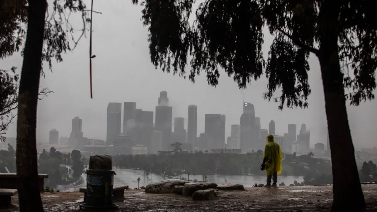 مشاهد مرعبة من شمال كاليفورنيا.. "نهر جوي" يغرق المدن ويسقط أول ضحية في "ليلة عيد الميلاد"