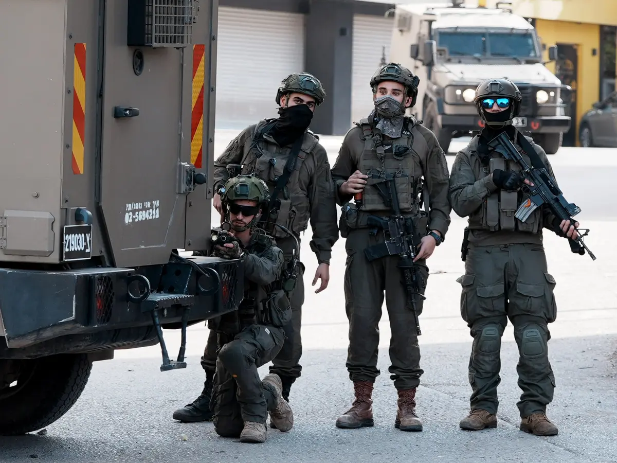 إصابة فلسطيني بهجوم مستوطنين في رام الله واعتقالات بالضفة