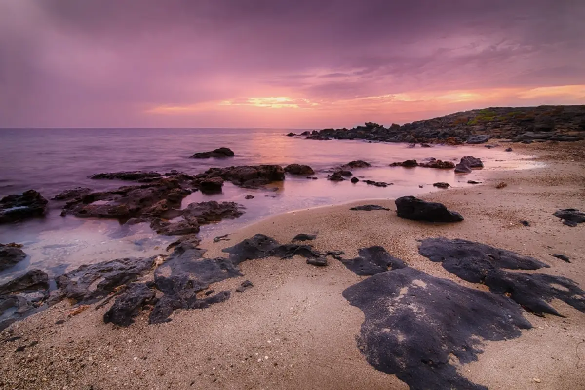 تعرفوا إلى 10 ملاذات شاطئية دافئة في قلب الشرق الأوسط