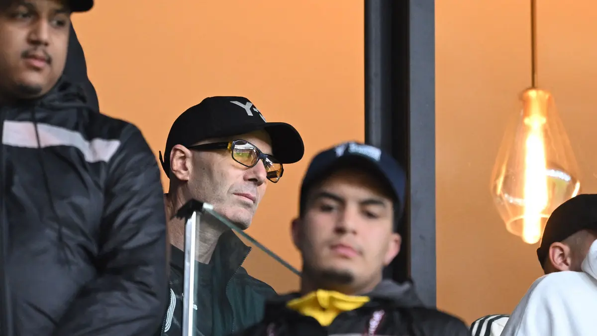 فيديو: بعيني الأب والخبير.. زيدان يتفاعل مع تصديان نجله في مباراة الجزائر والسودان