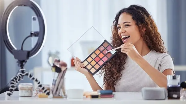 زهرة الخليج - مكياج «التوفي».. «الكراميل الدافئ» صيحة الجمالٍ الساحر في شتاء 2026