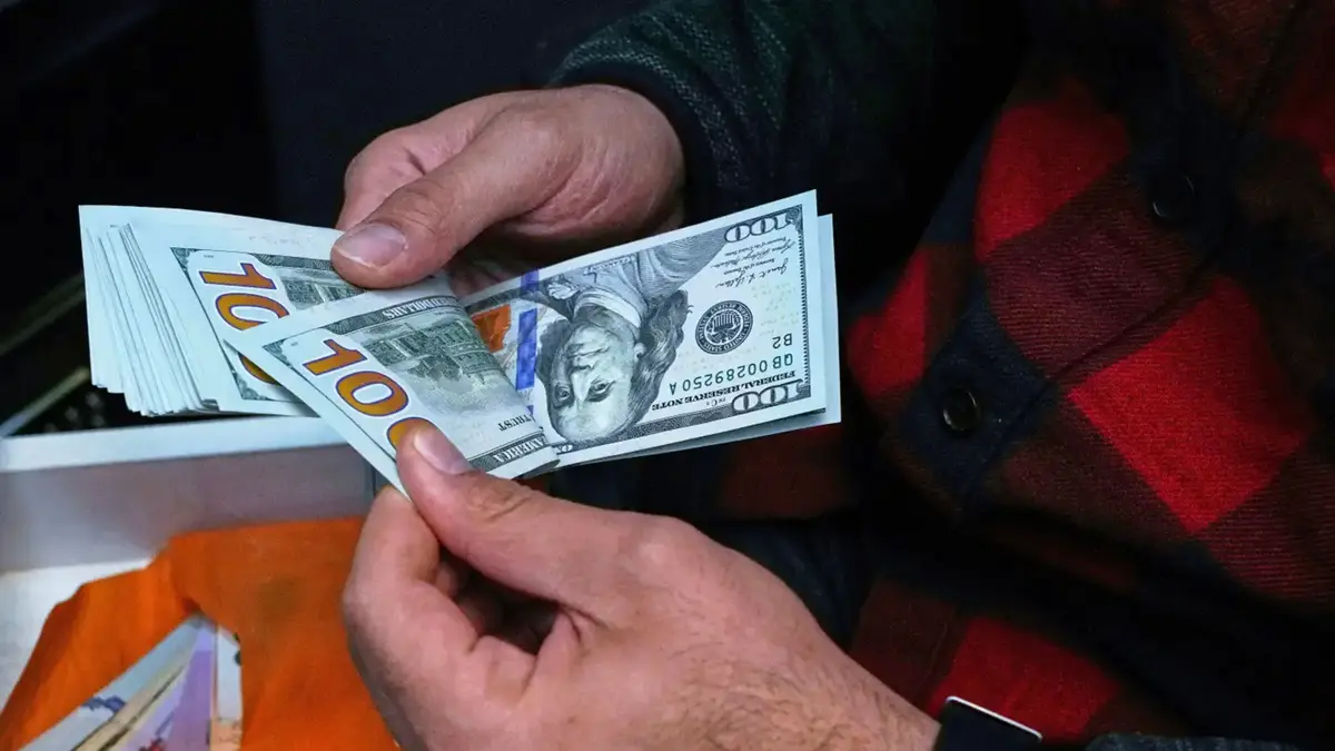 الدولار الأميركي يتجه نحو اسوأ أداء سنوي منذ 2003.. ما الأسباب؟