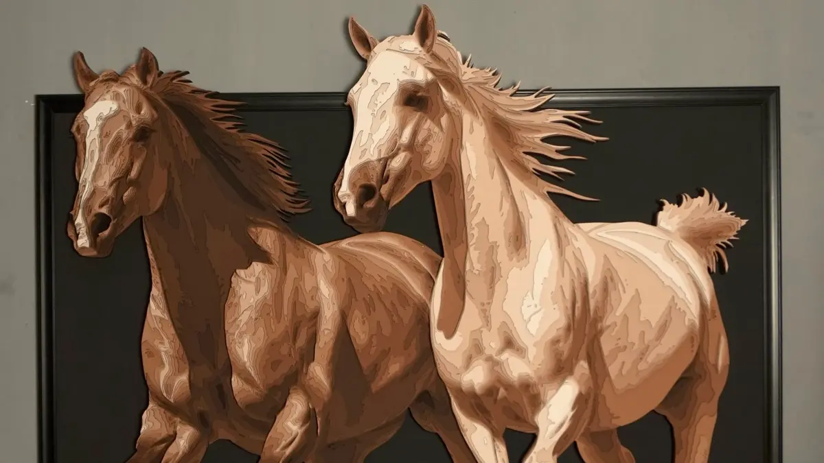 منتظر الحكيم.. فنّان عراقي يحوّل صفحات الكتب إلى لوحات نابضة بالحياة