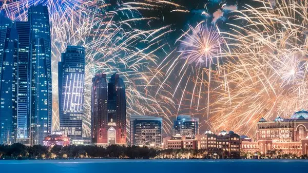 زهرة الخليج - أبوظبي تستقبل العام الجديد بعروض ألعاب نارية غير مسبوقة